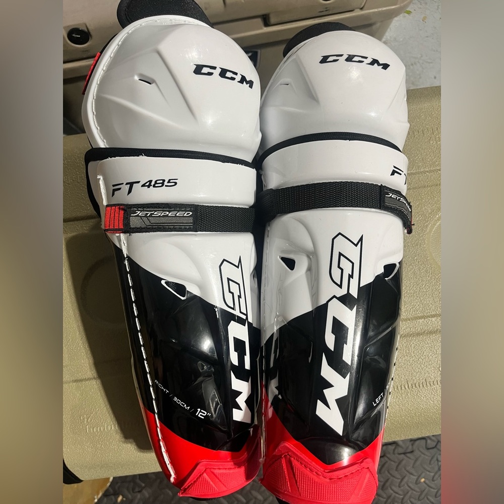CCM youth shin guards 12”